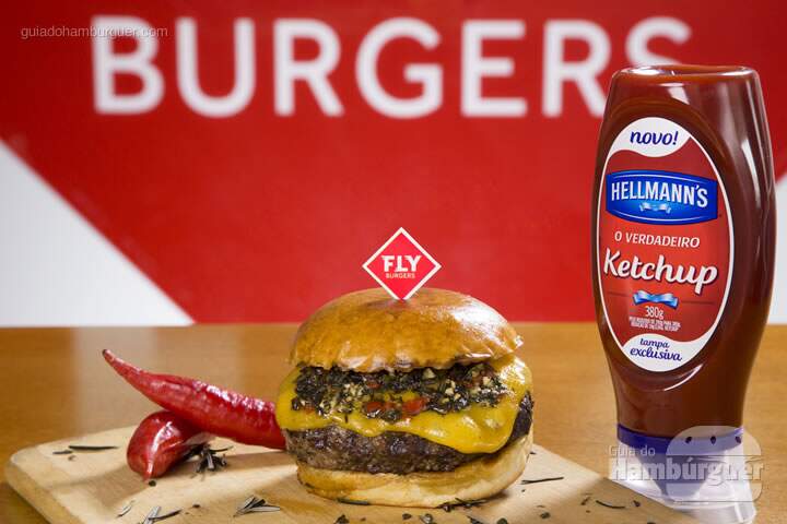 Chimi Burger R$ 20,00 Suculento hambúrguer de 160g de carne Red Angus certificada, duplo queijo prato e nosso exclusivo molho chimicurri, servido em nosso saboroso pão de hambúrguer da casa. - SP Burger Fest