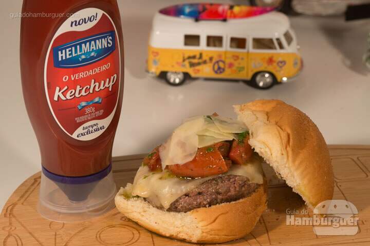 Sanduitaly (R$ 18,00):Pão de hambúrguer do Hasta com queijo, burger de fraldinha de  150 g , tomates assados com ervas, pesto de rúcula e lascas de grana padano. - Burger Fest Vitória