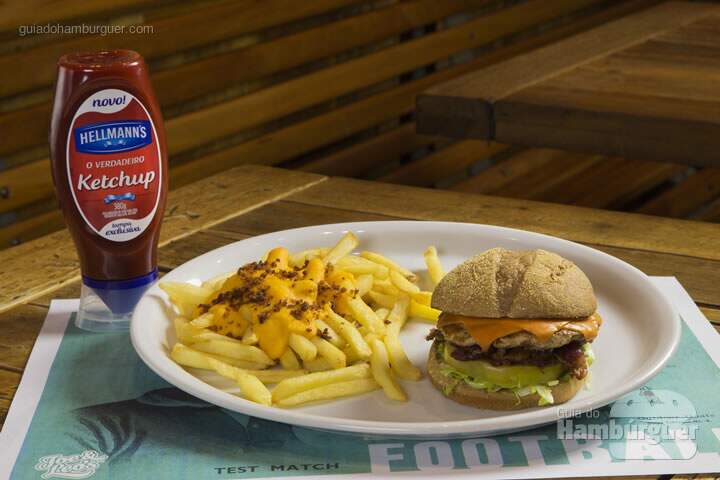 Dallas Burguer R$ 34,90 Cheeseburger de carne ou frango, queijo, cheddar defumado, alface americana, tomate e bacon grelhado, servido no pão sweety. - SP Burger Fest