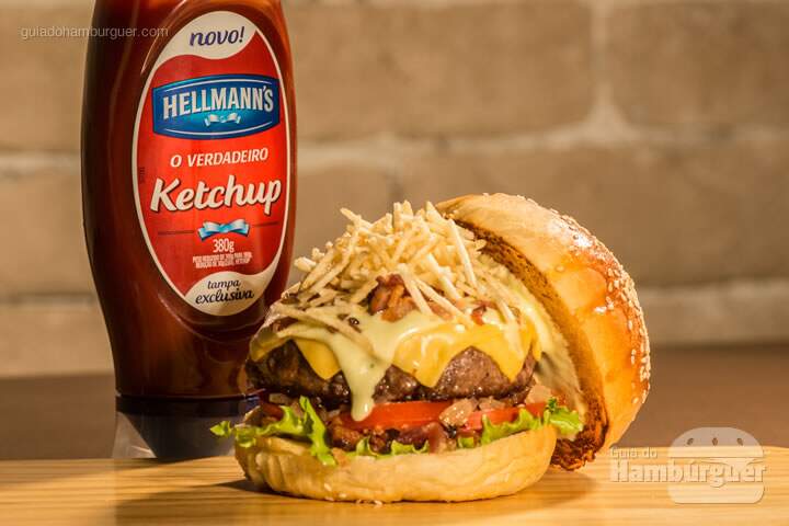 MeltAïoli (R$ 27,90): Hambúrguer de 170 g, alface, tomate, cebola na manteiga,  bacon, queijo americano, molho aïolie batata palha no pão com gergelim. Acompanha   batata frita. - Burger Fest Vitória