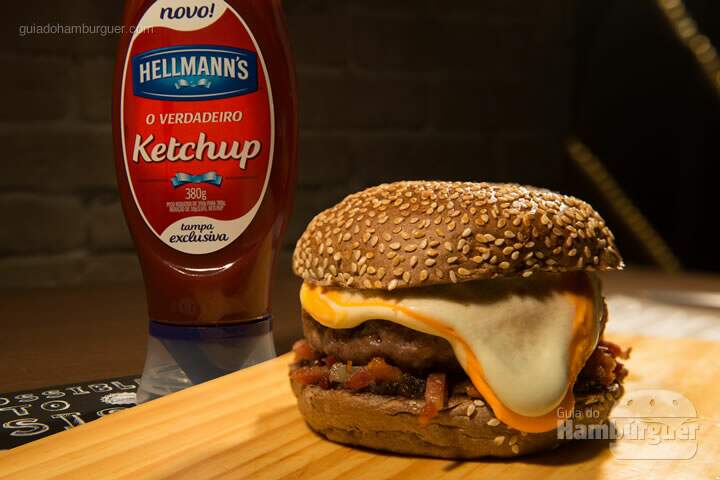Melt Black 3 Queijos (R$ 29,90):Hambúrguer de 170 g, bacon, cebola caramelizada,   queijos cheddar, gruyère e gorgonzola, no pão australiano. Acompanha batata frita. - Burger Fest Vitória