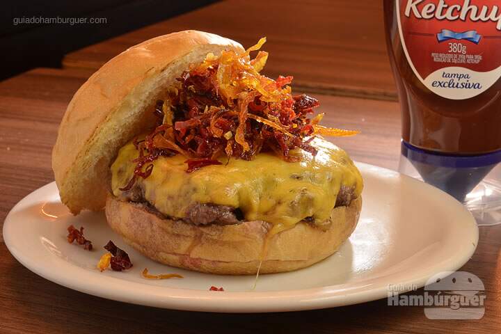 Red Hot R$ 29,90 Hambúrguer de 150g com queijo prato, crisps de pimenta indiana, jalapeño e molho barbecue de goiabada no pão de batata. - SP Burger Fest