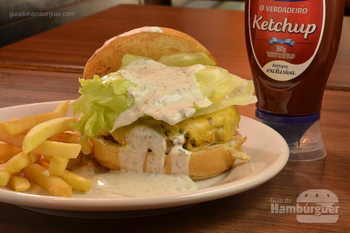 Lambchop R$ 32,90 Hambúrguer de cordeiro de 150g com alface, tomate e molho de iogurte com hortelã no pão de batata. - SP Burger Fest