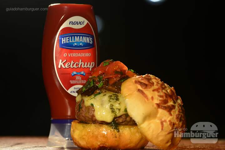 Mediterrâneo (R$ 26,00):Burger de fraldinha com muçarela fresca, berinjela assada  com páprica defumada e tomatinhos marinados. - Burger Fest Vitória
