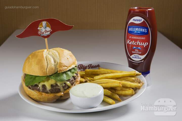 Blumenau Burger R$ 31,80 Hambúrguer de 160g, com queijo brie, rúcula e molho especial, no pão mega crocante. Acompanha batata doce em palito com molho de alho especial. - SP Burger Fest