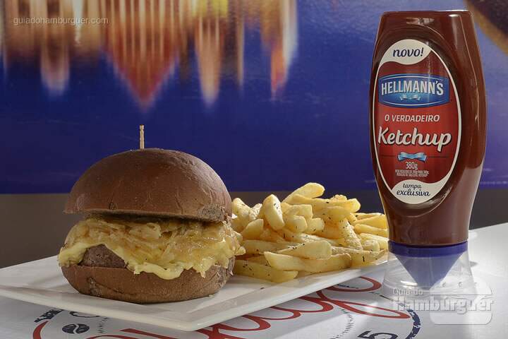 All Black Burger R$ 32,90 Delicioso hambúrguer caseiro de 180g de carne bovina coberto com queijo prato e cebola caramelizada, servido no pão preto. Acompanha fritas ao alecrim. – SP Burger Fest
