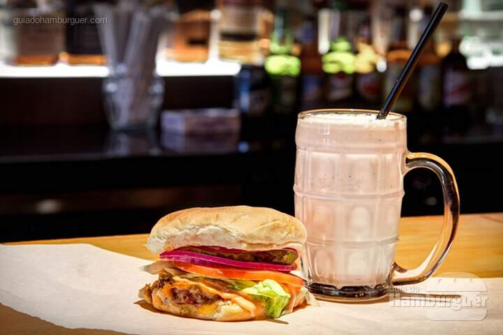 Hambúrguer e milkshake - Burger Joint Brasil