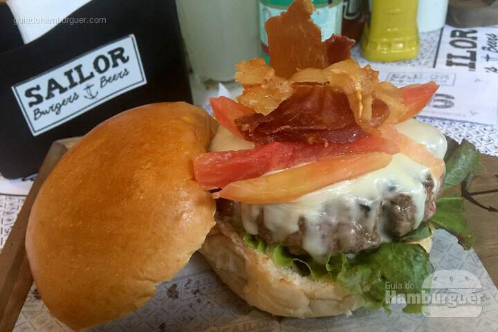 B&B Burger por 32,00 com queijo Minas da Serra da Canastra, alface roxa, tomate confit defumdo a frio, crocante de presunto parma e maionese de pimenta biquinho - Sailor Burgers & Beers