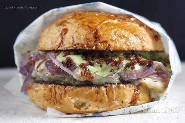 Larica, Pork: carne de leitão, linguiça crocante, cebola roxa refogada, queijo, maionese de iogurte e pão de barbecue - Degusta Burger