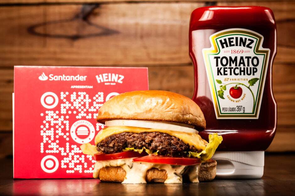 Um burger de 80g com american cheese, tomate, alface, fatia de cebola e molho borger com relish de pepino