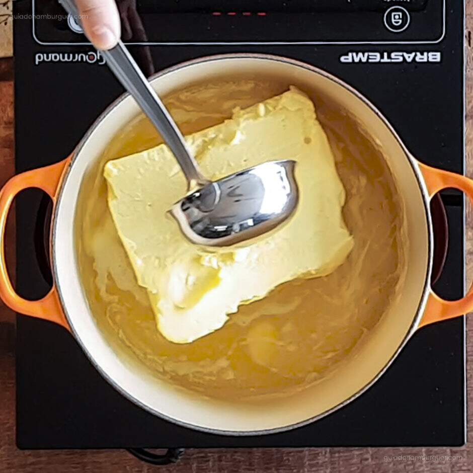 Receita como fazer Manteiga Clarificada: Tenha paciência deixe ela derreter completamente em fogo baixo para evitar que ela queime