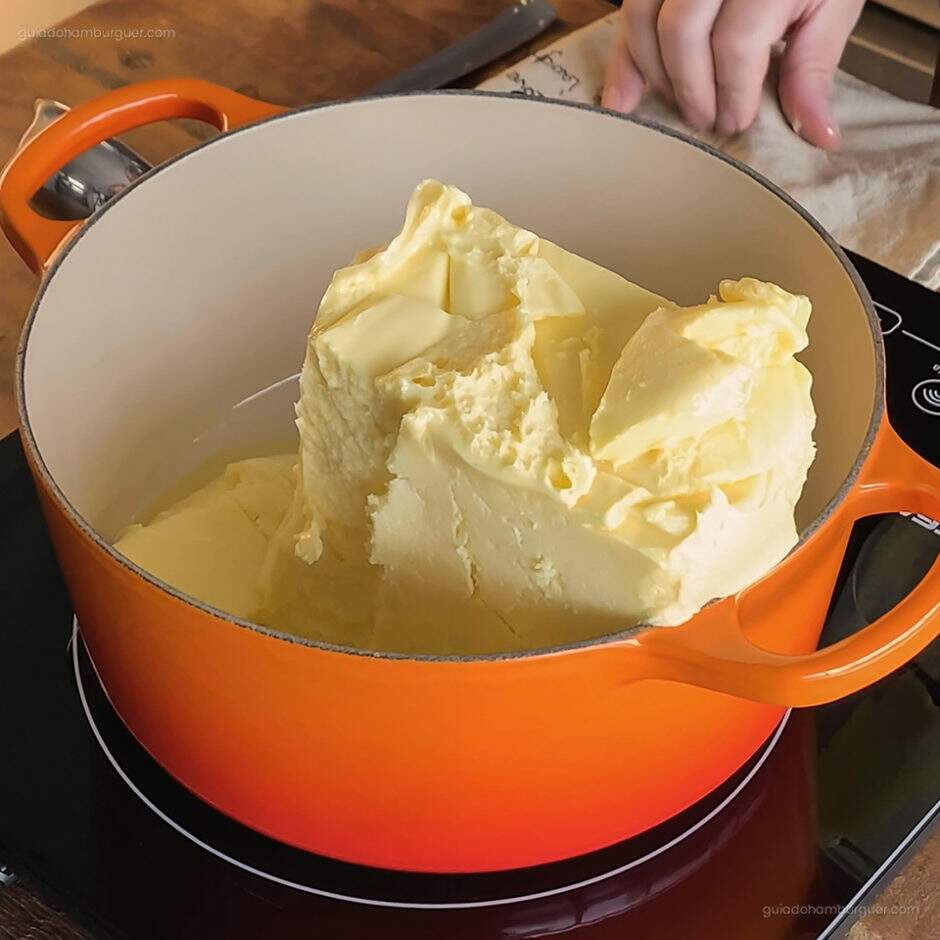 Receita como fazer Manteiga Clarificada: Aguarde enquanto a manteiga derrete lentamente.