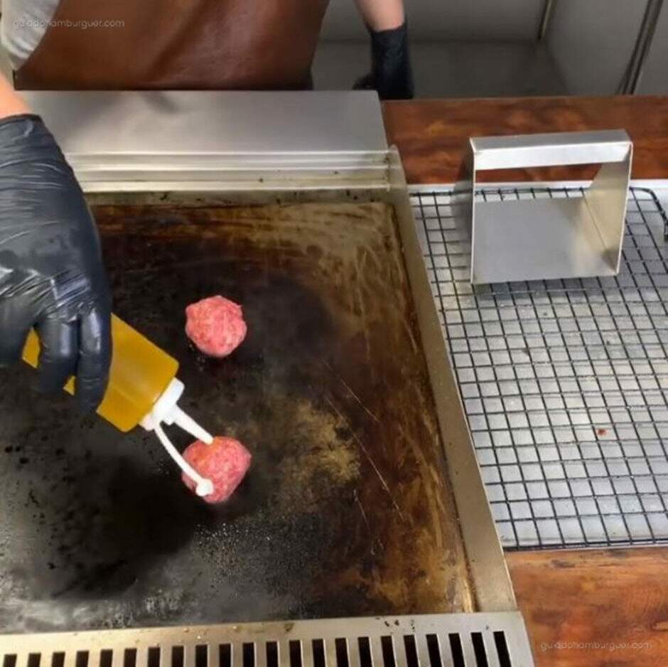 RECEITA: Como fazer Ultra Smashed Burgers - antes de esmagar o burger