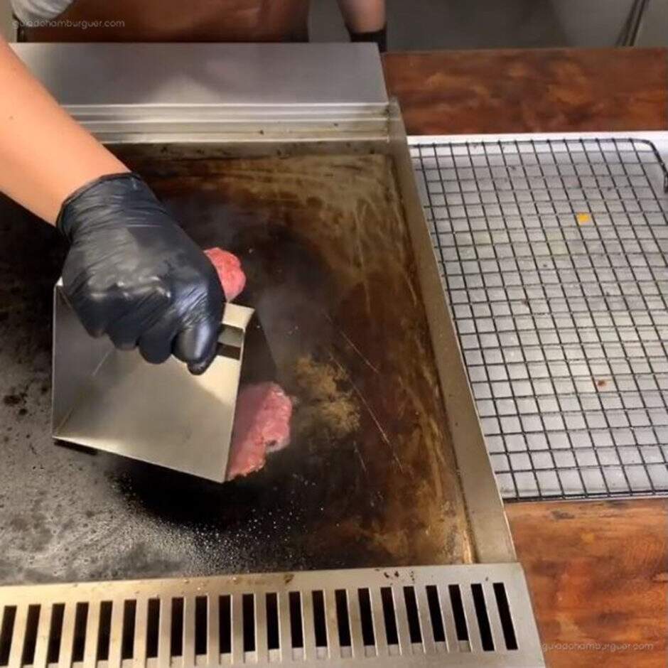 RECEITA: Como fazer Ultra Smashed Burgers - para esmagar você pode usar tanto 