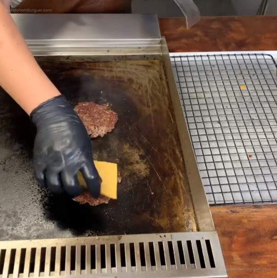 RECEITA: Como fazer Ultra Smashed Burgers - coloque o queijo da sua preferencia