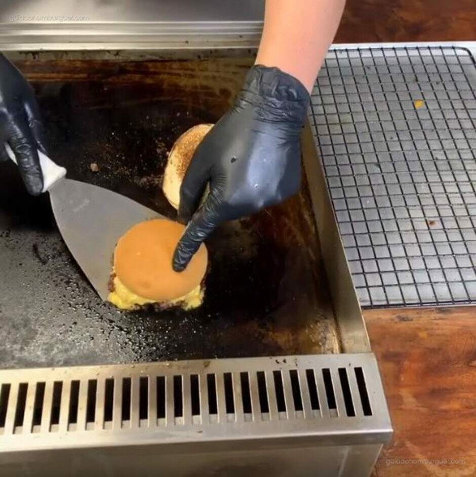 RECEITA: Como fazer Ultra Smashed Burgers - Use novamente sua espátula ou raspador, tomando cuidado para não perder a crosta da parte de baixo do seu burger.