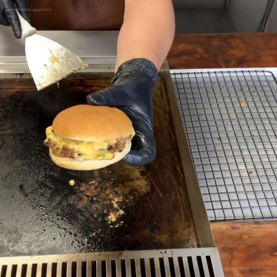 RECEITA: Como fazer Ultra Smashed Burgers - agora é só montar 