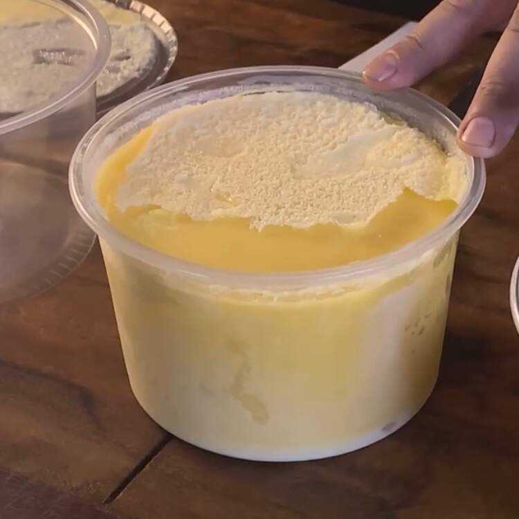 Receita de manteiga clarificada: A parte sólida é a manteiga clarificada, você poderá derretê-la e usá-la em suas receitas.