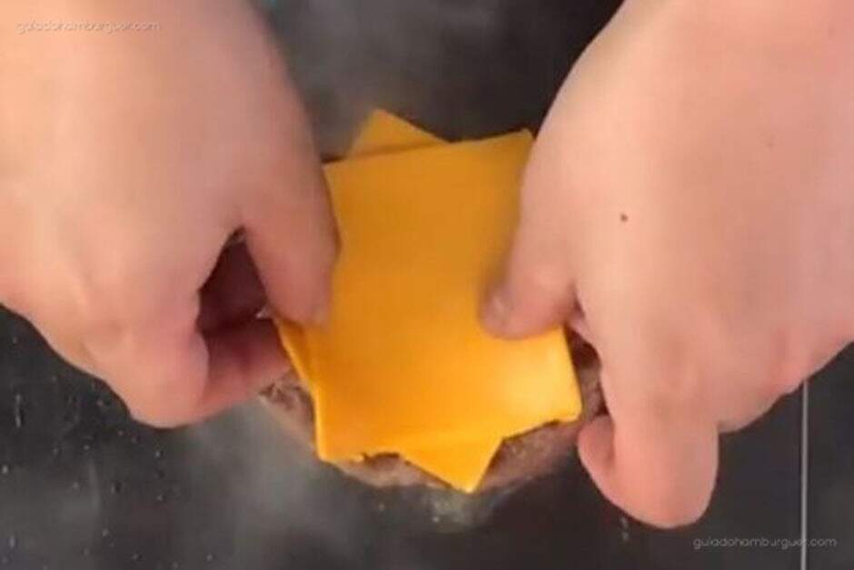8- Hora de colocar o queijo para derreter