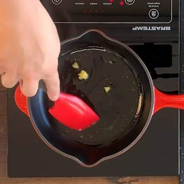 7- Aqueça uma panela no fogo baixo e para cada 200g de cebola, coloque 1 colher de sopa de manteiga