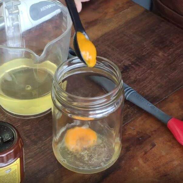 coloque meia colher de sopa da mostarda