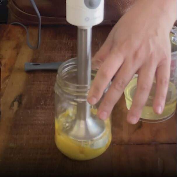nessa versão usamos o mixer em uma velocidade alta para bater a maionese por ser uma quantidade consideravelmente pequena