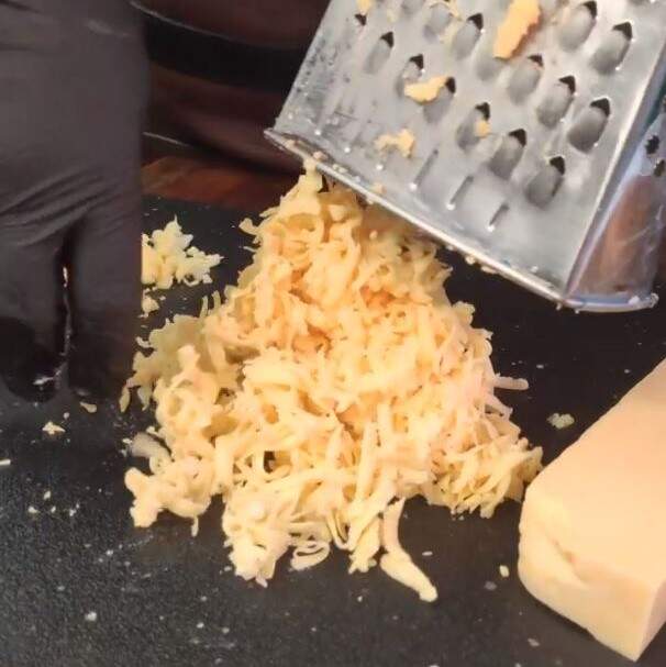 Comece ralando grosso o queijo queijo prato - pode ser muçarela, cheddar ou outro desde que não seja muito mole ou processado