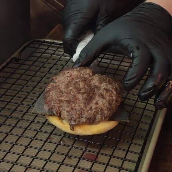 Monte seu hambúrguer e escolha os acompanhamentos preferidos para um cheeseburger, a gente vai de pão carne e muuuuuito queijo tostado
