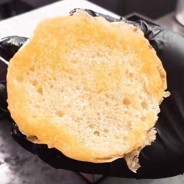 Passe manteiga no pão para chapeá-lo