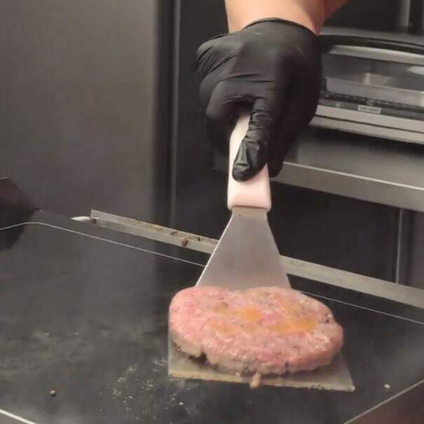 Acerte o ponto do seu hambúrguer como preferir e vire (normalmente 2 minutos a 2 minutos e 30 segundos para hambúrgueres de 180g ao ponto)