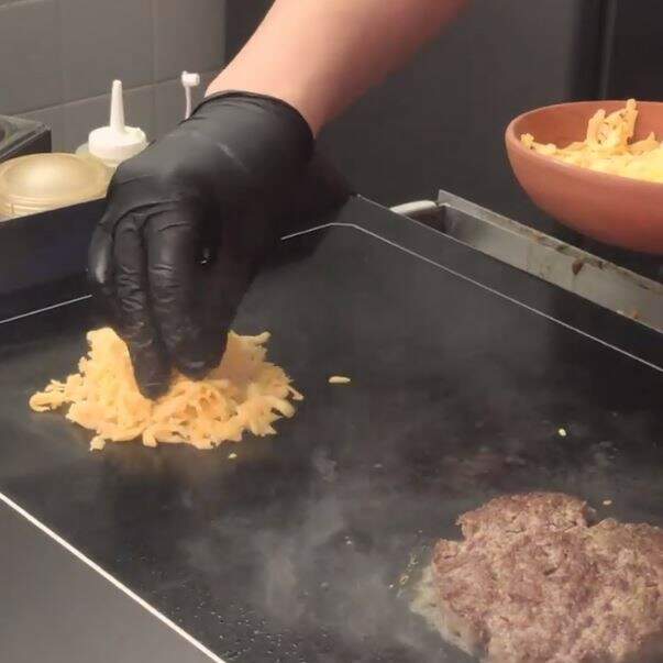 Enquanto o burger finaliza, hora de colocar o queijo na chapa. Despeje o produto ralado em forma de disco na chapa