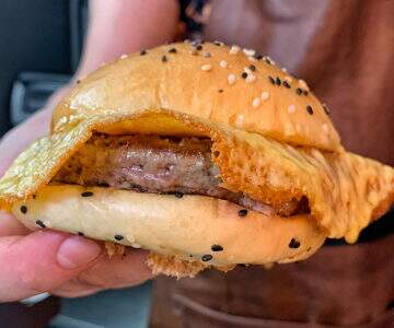 Receita: aprenda a fazer o Cheese Skirt Burger ou hambúrguer com "saia de queijo"