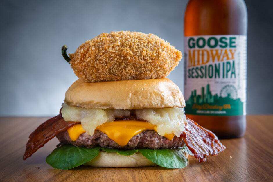 Burger bovino de 180g grelhado na churrasqueira, queijo cheddar, bacon caramelizado no molho bbq da casa, purê de maçã verde e agrião no pão brioche com 1 jalapeño popper.