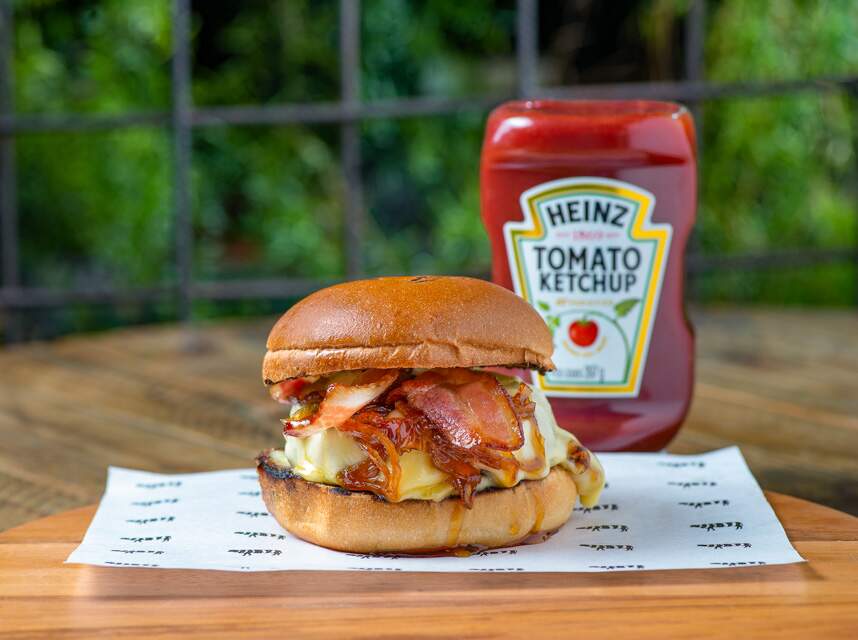 Pão tipo brioche, blend de carnes exclusivo, molho da casa, queijo colonial, cebola caramelizada e bacon.