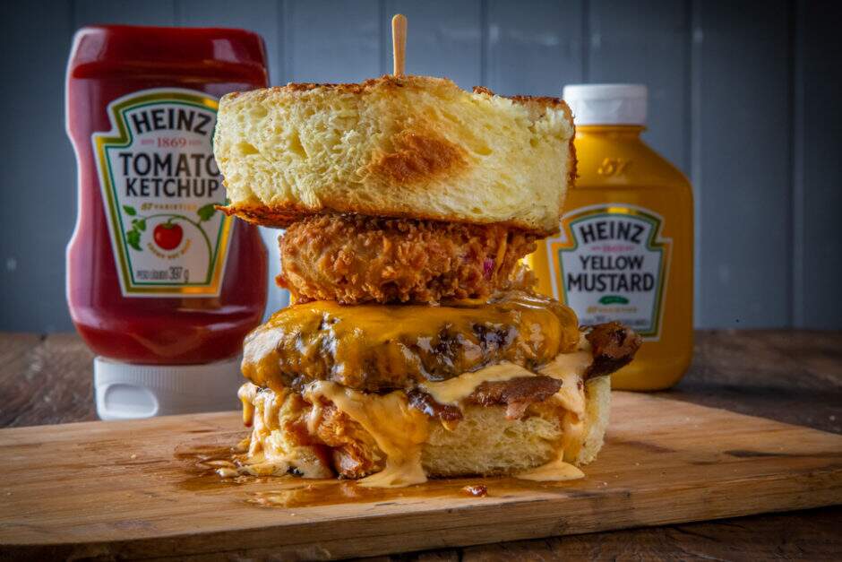 Pão de brioche selado com mostarda, maionese bourbon spicy, candy bacon, burger Angus 200g, onion rings. Acompanha batata rústica.