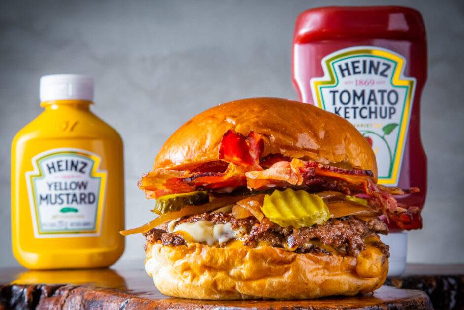 Pão Francês, 3 smash de 60g cada, American Cheese + Catupiry, Picles + Cebola Caramelizada.