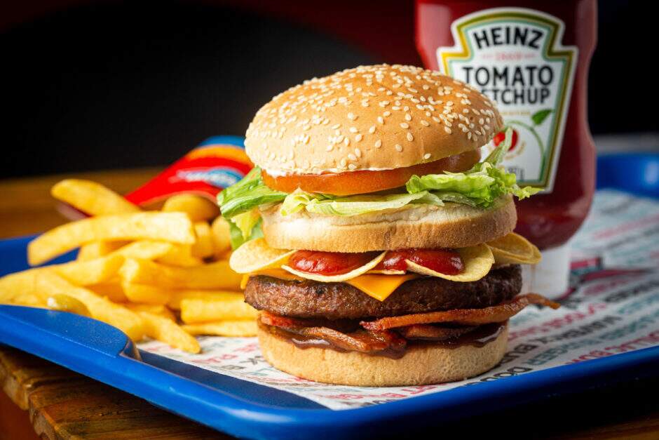 Pão Gergelim, Hambúrguer 120g picanha, bacon, alface americana, tomate, molho american, ketchup heinz com goiabada, com batata pingles, queijo cheddar + fritas.