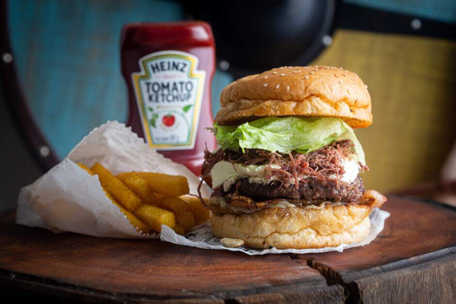 Blend bovino 150g, bacon, carne seca, cream cheese, molho de queijo coalho com cerveja, alface e pão de gergelim.