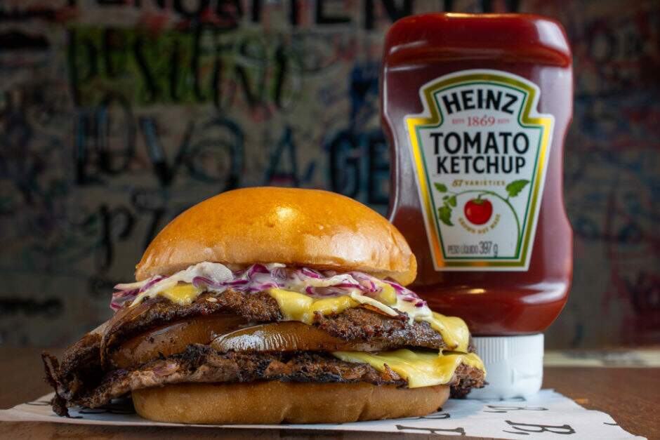 Pão brioche com dois smash burgers, American cheese, tomate grelhado e Coleslaw.