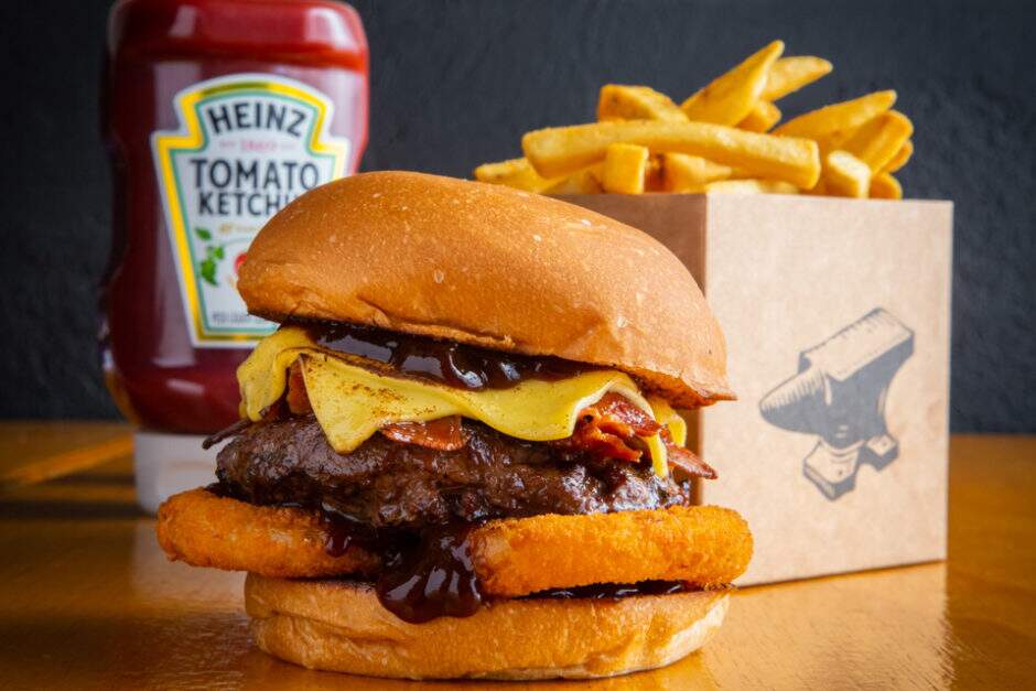 Pão tostadinho, burger Angus 150g, bacon torradinho, queijo derretido, onion rings e barbecue heinz, acompanha porção de fritas individual.