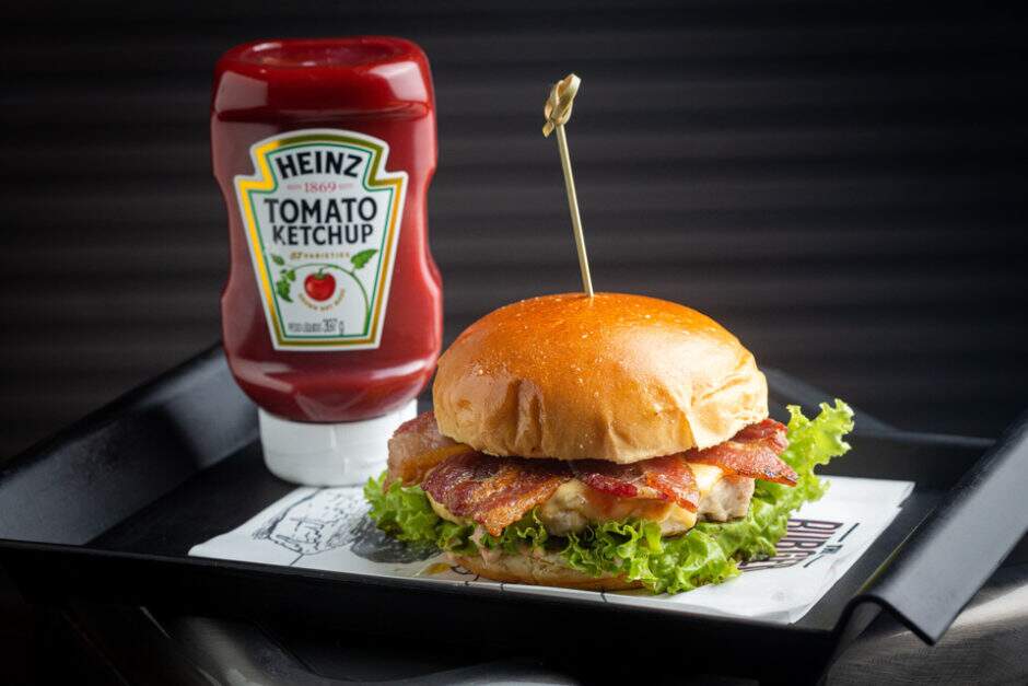 Pão brioche, burger de frango grelhado, queijo prato, bacon, alface e molho maionese Heinz com tomate seco!