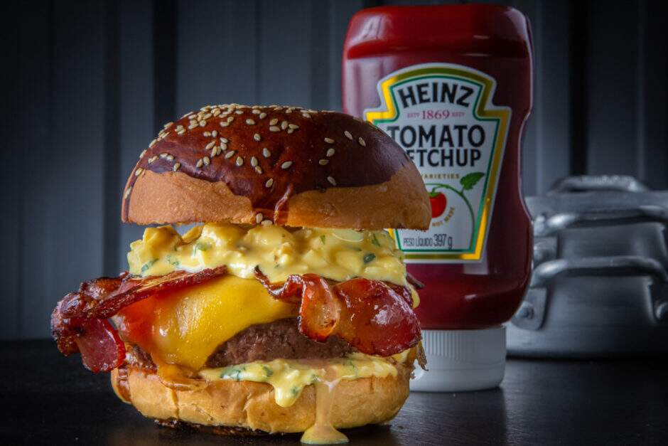 Pão Brioche pincelado com caramelo, molho maionese de ovo cozido com mostarda dijon, blend 160g, Bacon caramelizado com Jack Daniel's.