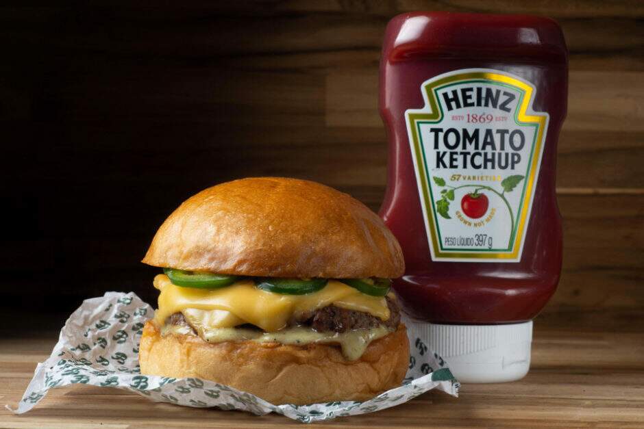 Pão, carne e queijo. Na nossa versão, o chef Bob adicionou nosso delicioso maionese do chef e uma saborosa e picante pimenta jalapenho para deixar esse clássico mais suculento. Carne de angus (120g), ao ponto, preparado na churrasqueira de alta performance, queijo prato gratinado. Pão brioche gold selado na manteiga.