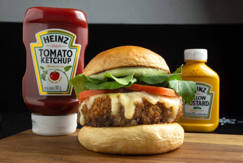 Burger empanado, mozzarella artesanal, tomate, alface e maionese de manjericão.