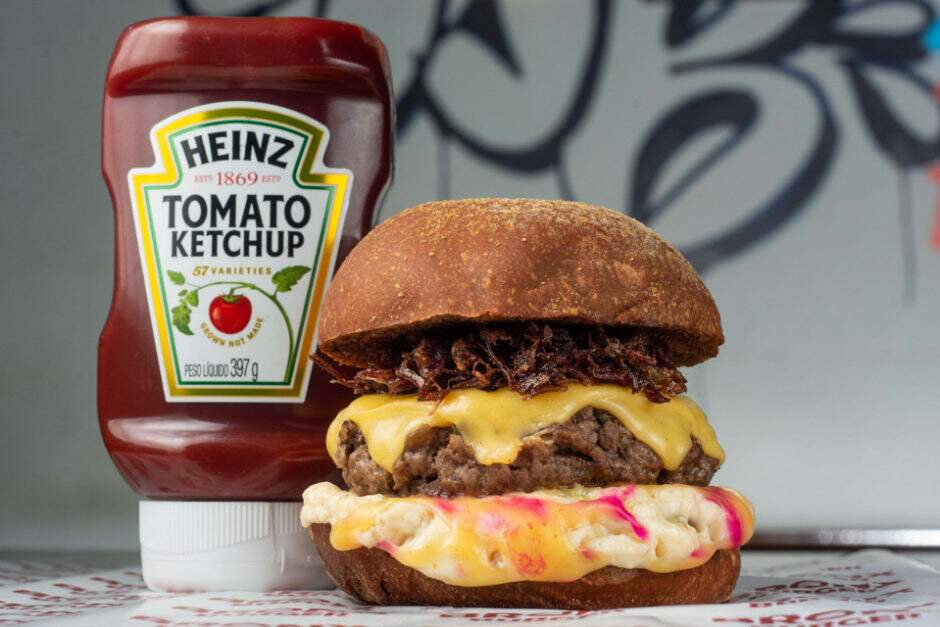Pão Australiano, Blend Angus de 180g, mix de queijos Gouda e Mussarela, carne seca desfiada e crocante feita na manteiga de garrafa e maionese da casa defumada.