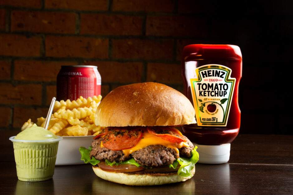 Pão Brioche, Burger, queijo cheddar, Pepperoni, alface, tomate. Acompanha batata crinkles e bebida 350ml.