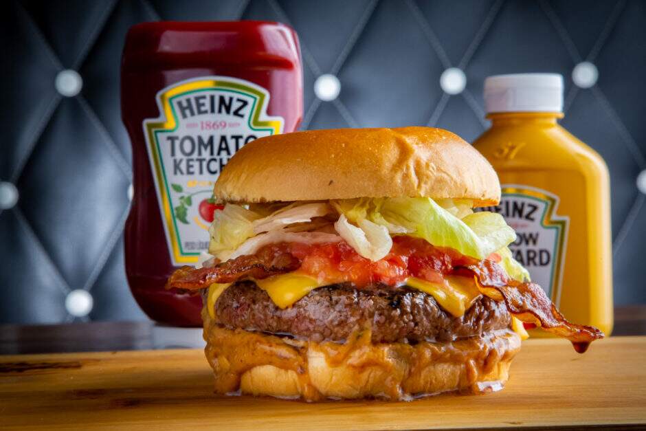 Burger de Angus Britânico de 150g, American Cheese, Molho Especial elaborado com base na Maionese do Chef Heinz, Molho de Tomate fresco, Bacon Artesanal Crocante, Alface Americana e Cebola Crispy no Pão de Brioche.