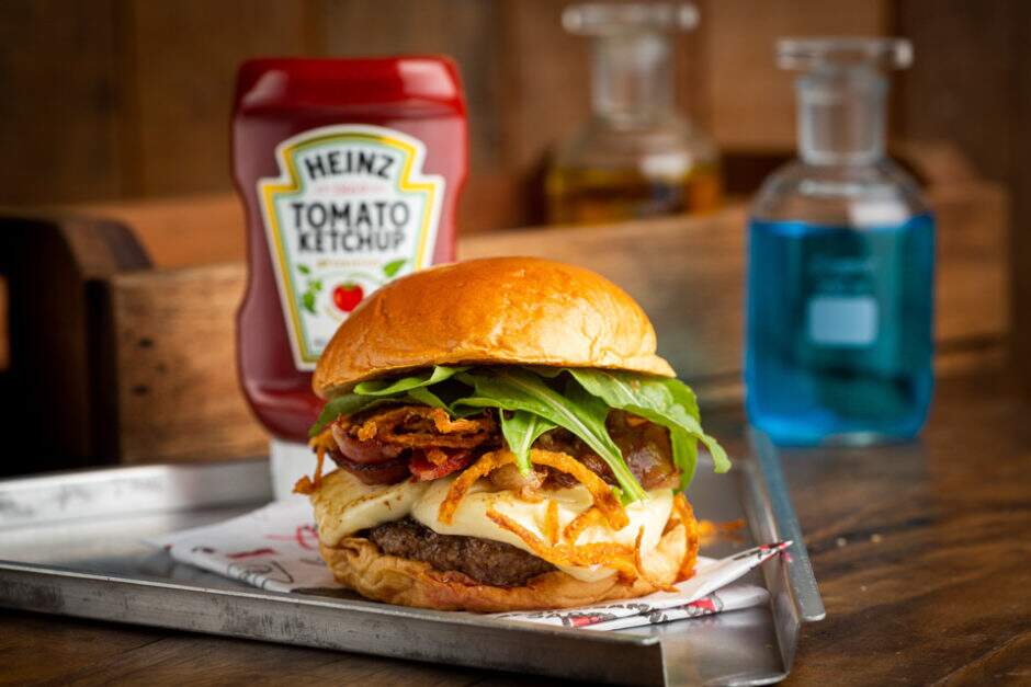 Pão Brioche, Angus Burger Lab 150g, Requeijão Cremoso Cabeça D'Anta, Bacon Artesanal, Crispy de Cebola e Rúcula.