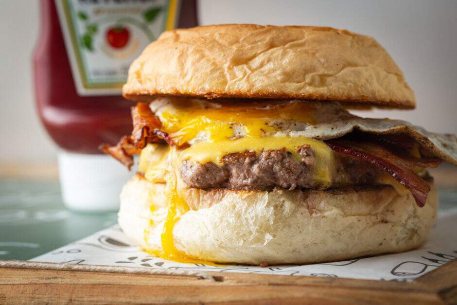 Pão caseiro, Burger de 100g, bacon crocante, ovo, American Cheese e molho club.