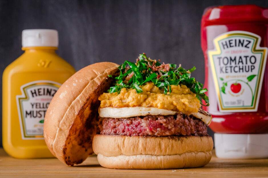 Pão de Batata, Burger de 140g blend Butcher, Creme de Milho, Couve crispy e farofa de bacon.